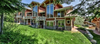 Dog-friendly, 3 bedroom ski-in/ski-out end unit