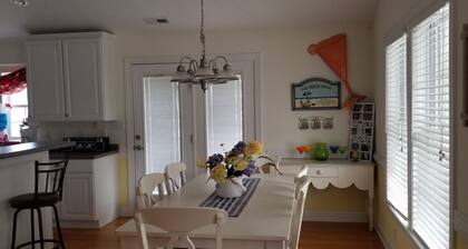 Charming 3-BR cottage with open floor plan, near Surf City Beaches & Marina.