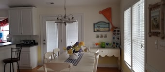 Charming 3-BR cottage with open floor plan, near the Intercoastal Waterway.