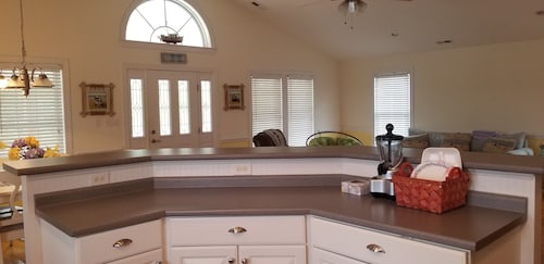 Charming 3-BR cottage with open floor plan, near Surf City Beaches & Marina. 