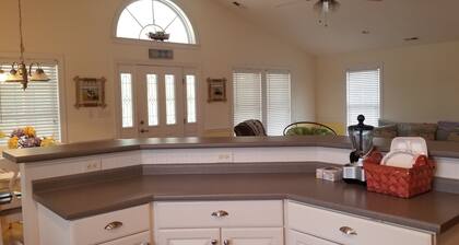 Charming 3-BR cottage with open floor plan, near Surf City Beaches & Marina.