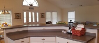 Charming 3-BR cottage with open floor plan, near Surf City Beaches & Marina.