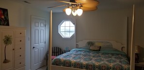 3 bedrooms, free WiFi, bed sheets - Charming 3-BR cottage with open floor plan, near Surf City Beaches & Marina.  (Hampstead)