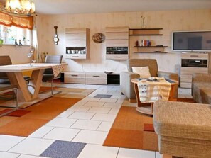 Televisión y chimenea 