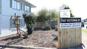 Segnale per Victoria Apartments in via Victoria, 1167, che indica che le consegne devono essere indirizzate al motel Hygate in via Ulster, 299.
