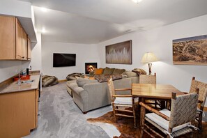 Smart TV, fireplace