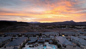 Exterior - Stay Here-Hike Zion-Swim Sand Hollow-Red Rock View-Zion Village-Private Hot Tub (Hurricane)