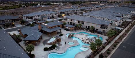 Alberca al aire libre y alberca climatizada