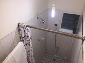 Serviettes fournies, savon, papier de toilette