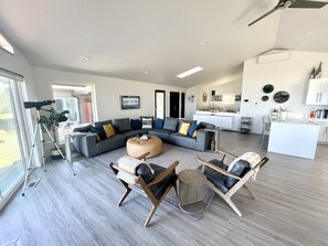 TV connectée, cheminée, livres, chaîne hi-fi