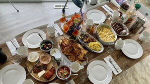 Un buffet de petit-déjeuner proposant divers plats et offrant une vue sur l’extérieur.