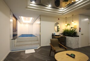 Kamar (Event, Pool-Extra 20,000 KRW on spot) | Area keluarga | TV layar datar