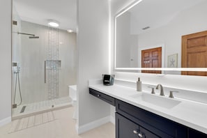Ensemble douche/baignoire, baignoire à jets, sèche-cheveux