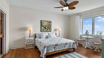 4 soverom, skrivebord, strykejern/-brett og reiseseng for barn