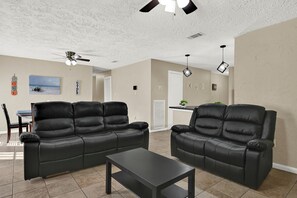 Smart TV, fireplace - Family Retreat: Patio, RokuTV, Sleeps 10 (Cypress)