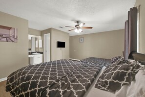 4 bedrooms, iron/ironing board, travel cot, free WiFi - Family Retreat: Patio, RokuTV, Sleeps 10 (Cypress)