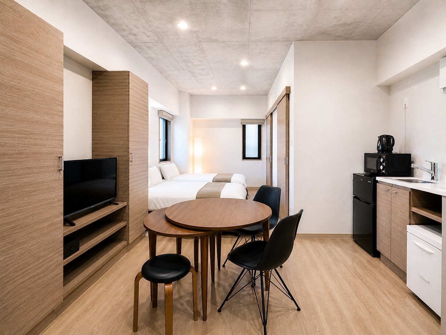 Exclusive Suite, Non Smoking | 1 bedroom, laptop workspace, iron/ironing board, free WiFi