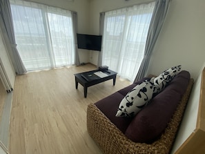 家庭客房, 非吸煙房 | 客廳 | 43-吋 LCD 液晶電視、數位頻道、電視