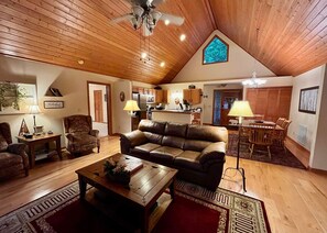 Smart TV, caminetto, lettore DVD