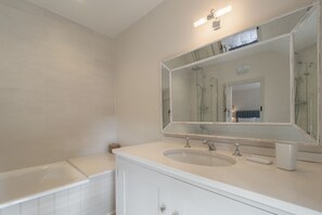 Shower, rainfall showerhead, hair dryer, towels - Alexander House (6), Thorpeness (Leiston)