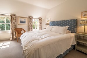 2 bedrooms, iron/ironing board, Internet, bed sheets