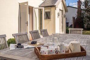 Outdoor dining - Alexander House (4), Thorpeness (Leiston)