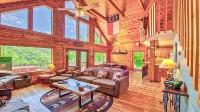 Mountain Escape with fantastic views & hot tub!