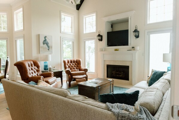 TV connectée, cheminée, lecteur de DVD, table de tennis de table