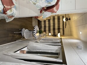 Een netjes ingerichte kamer met een bed, een stoel en een tafel.