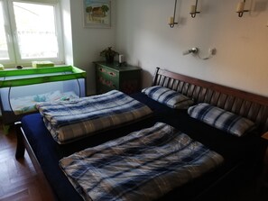 1 dormitori, un bressol de viatge, wifi gratuïta i roba de llit