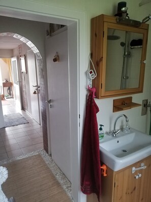 Baignoire, séchoir à cheveux, serviettes fournies, savon