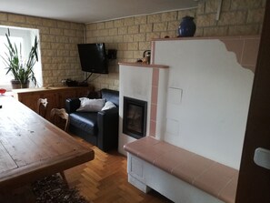 Téléviseur, foyer, lecteur de DVD, livres