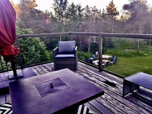 Outdoor dining - Timber House In The Forest (Chasthword)