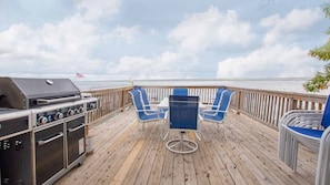 Outdoor dining - The French Cottage: Perfect Lakeside Family Retreat! (Romulus)