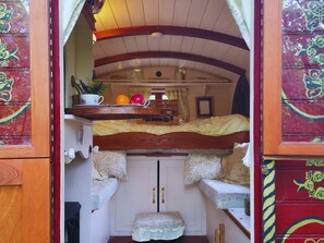 1 bedroom, Internet, bed sheets - The Gypsy Knot, Wells-next-the-Sea, Norfolk (Wells-next-the-Sea)
