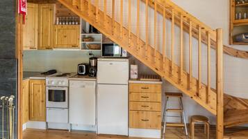 Fridge, microwave, dishwasher, cookware/dishes/utensils