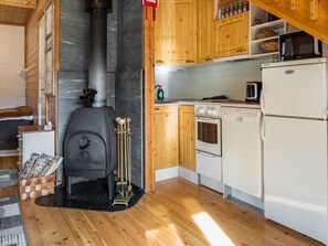 Kühlschrank, Mikrowelle, Geschirrspüler, Kochgeschirr/Geschirr/Besteck