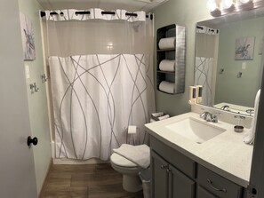 シャワー付き浴槽、ヘアドライヤー、タオル、石鹸