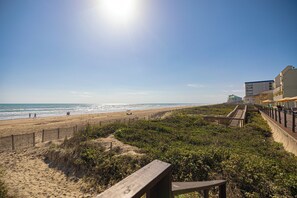 En la playa, camastros y toallas de playa 