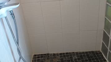Douche, sèche-cheveux, serviettes fournies, savon