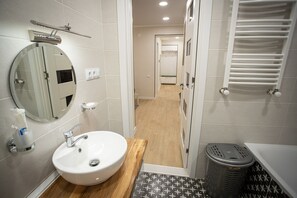 Bañera, secador de pelo, toallas, jabón