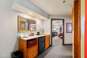 Desk, iron/ironing board, alarm clocks - Ramada by Wyndham Sioux Falls Arpt & Suites (Sioux Falls)