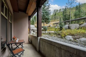 Outdoor dining - Mountain Bliss: Cozy Solitude Condo, Heated Pool and Hot Tub, Game Room, Parking, Patio, Fireplace! (Solitude)
