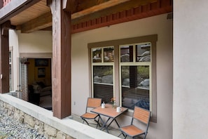 Outdoor dining - Mountain Bliss: Cozy Solitude Condo, Heated Pool and Hot Tub, Game Room, Parking, Patio, Fireplace! (Solitude)