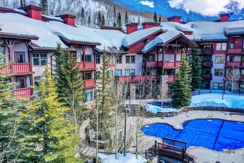 Mountain Bliss: Cozy Solitude Condo, Heated Pool and Hot Tub, Game Room, Parking, Patio, Fireplace!
