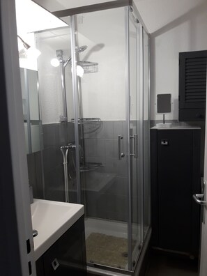 Shower, hair dryer, towels, toilet paper