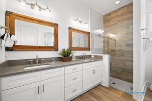 Combined shower/tub, hair dryer, towels, shampoo