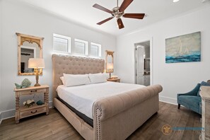 6 Schlafzimmer, Schreibtisch, Bügeleisen/Bügelbrett, Reisekinderbett