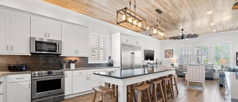 Refrigerador, microondas, horno, placa de cocina