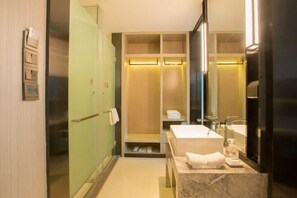 A modern bathroom with a marble sink, a large mirror, and a walk-in closet with built-in lighting. - Echarm Hotel (Beijing Yizhuang) (Beijing)